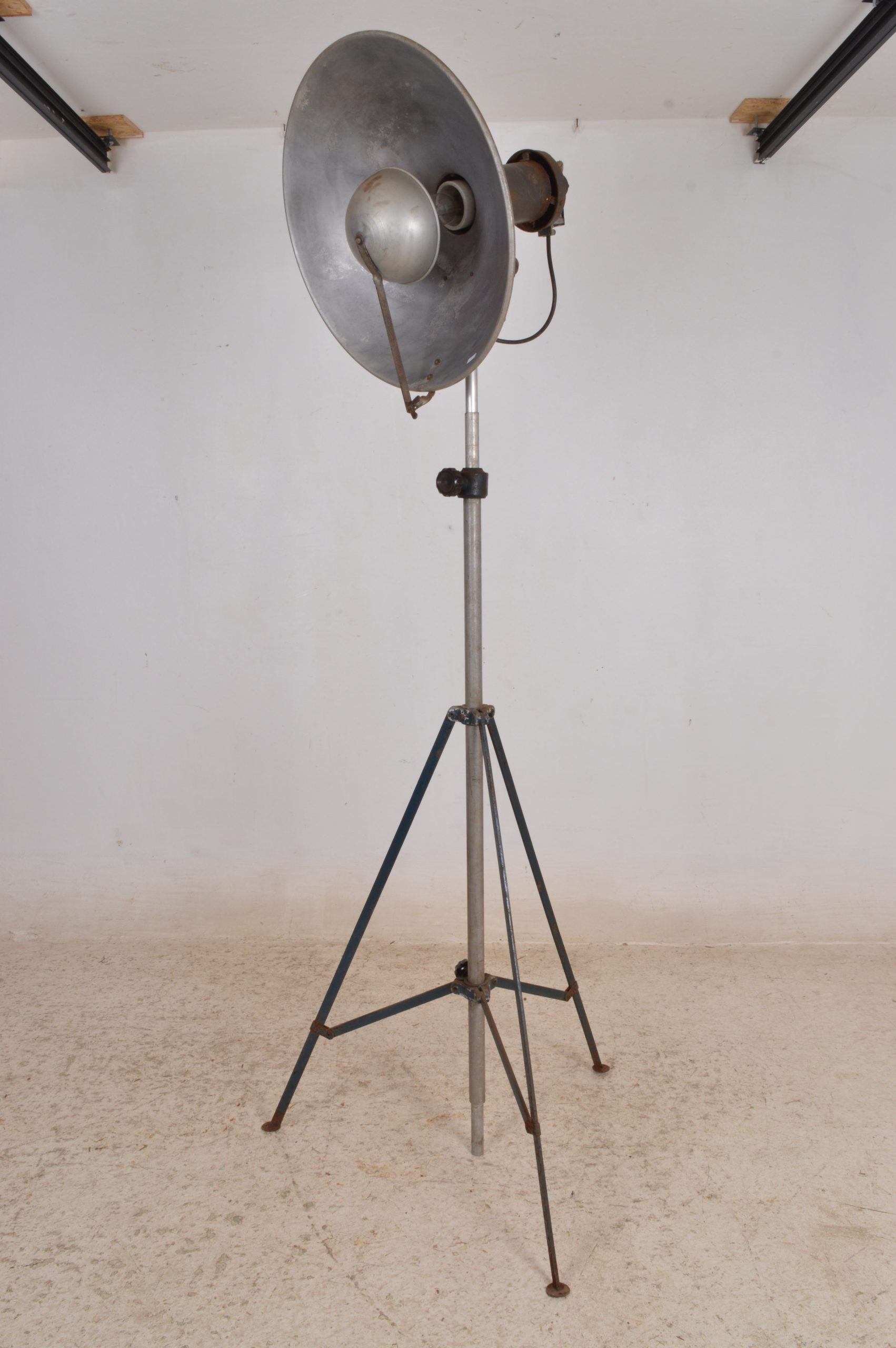Industriální lampa na stativu - Antik Spomyšl